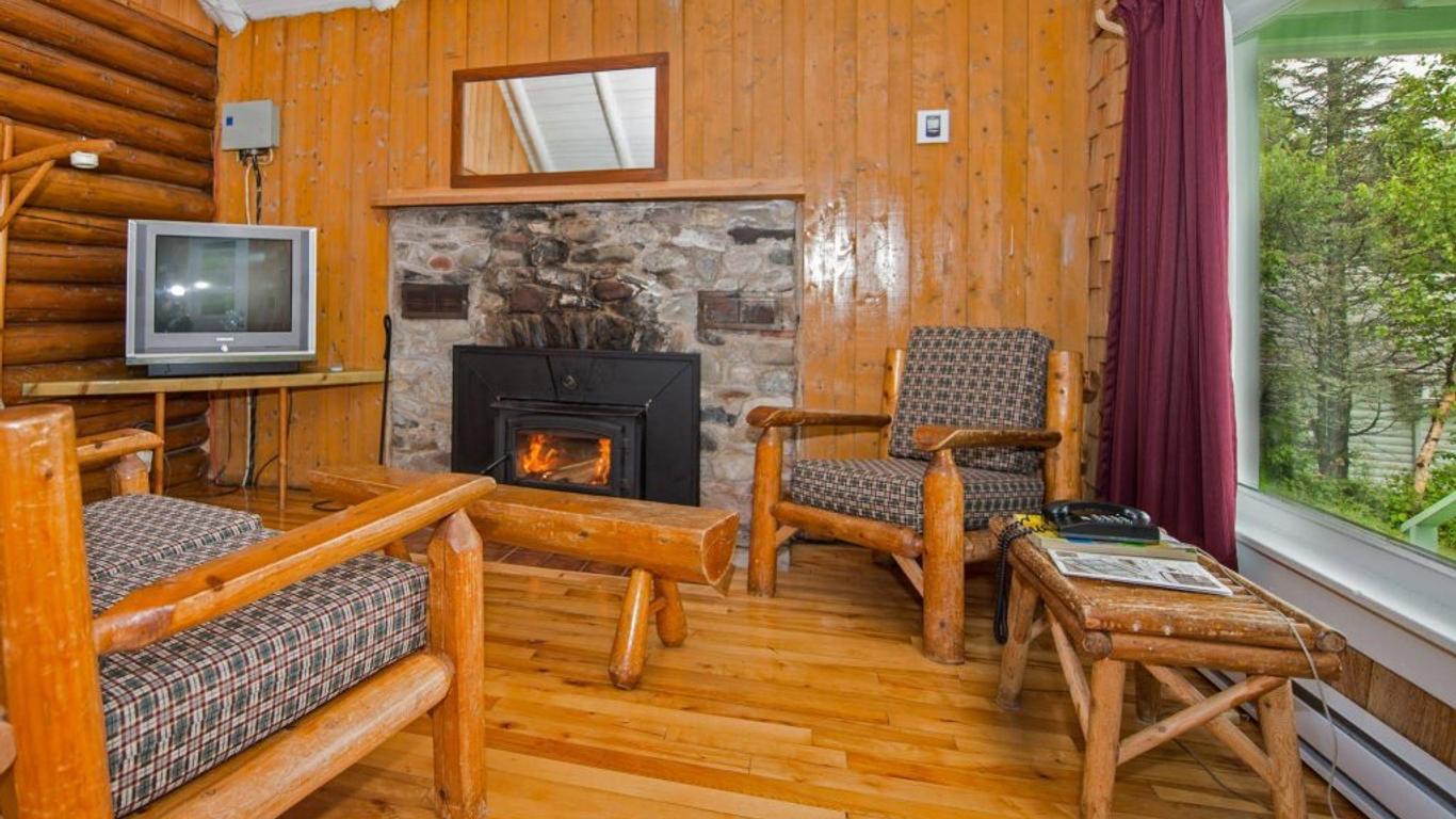 Au Pic De L'aurore Motel-Chalets