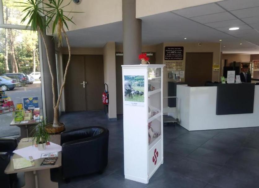 Front desk Photo