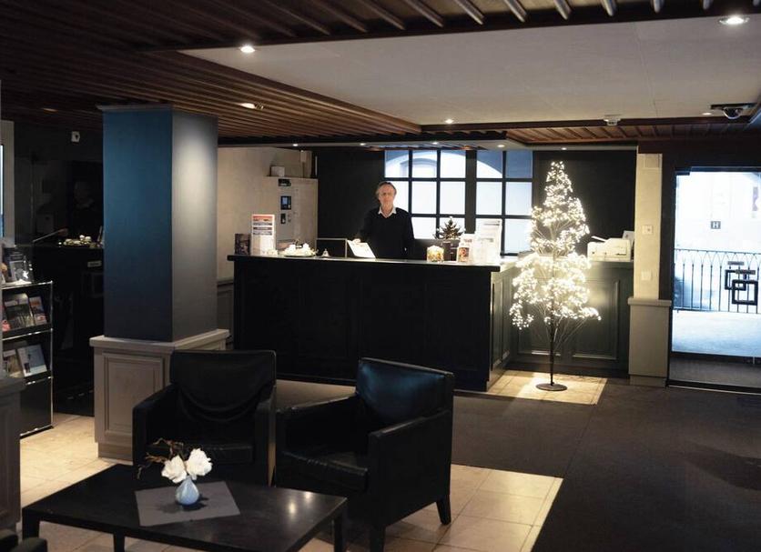 Front desk Photo