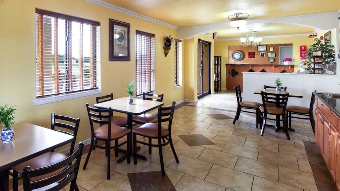 Econo Lodge Inn & Suites Downtown Northeast near Fort Sam Houston