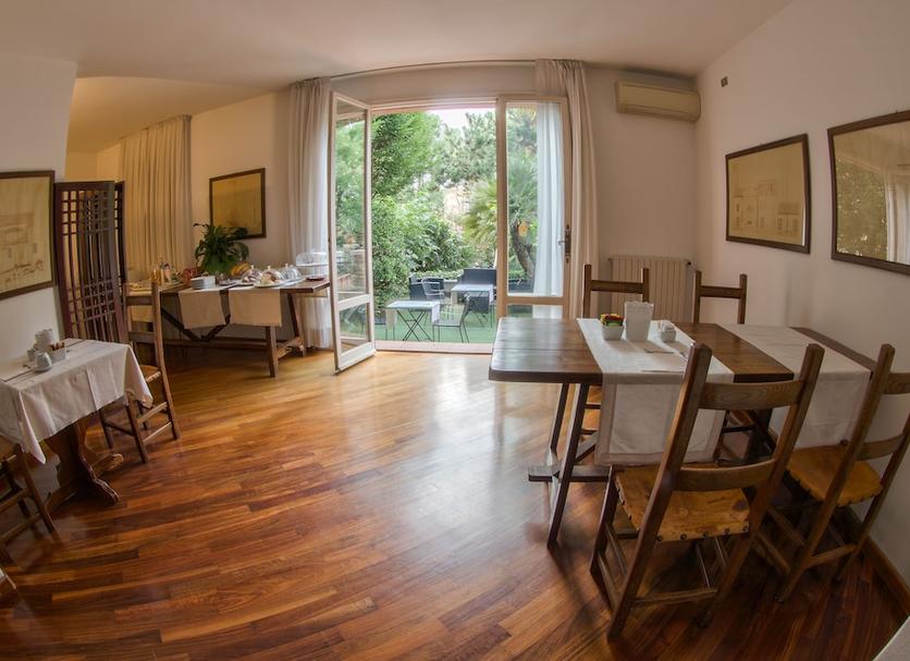 Dining room Photo