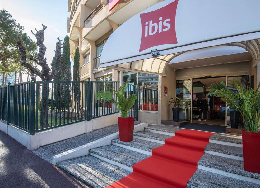 Hotel entrance Photo