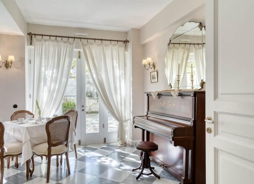Dining room Photo