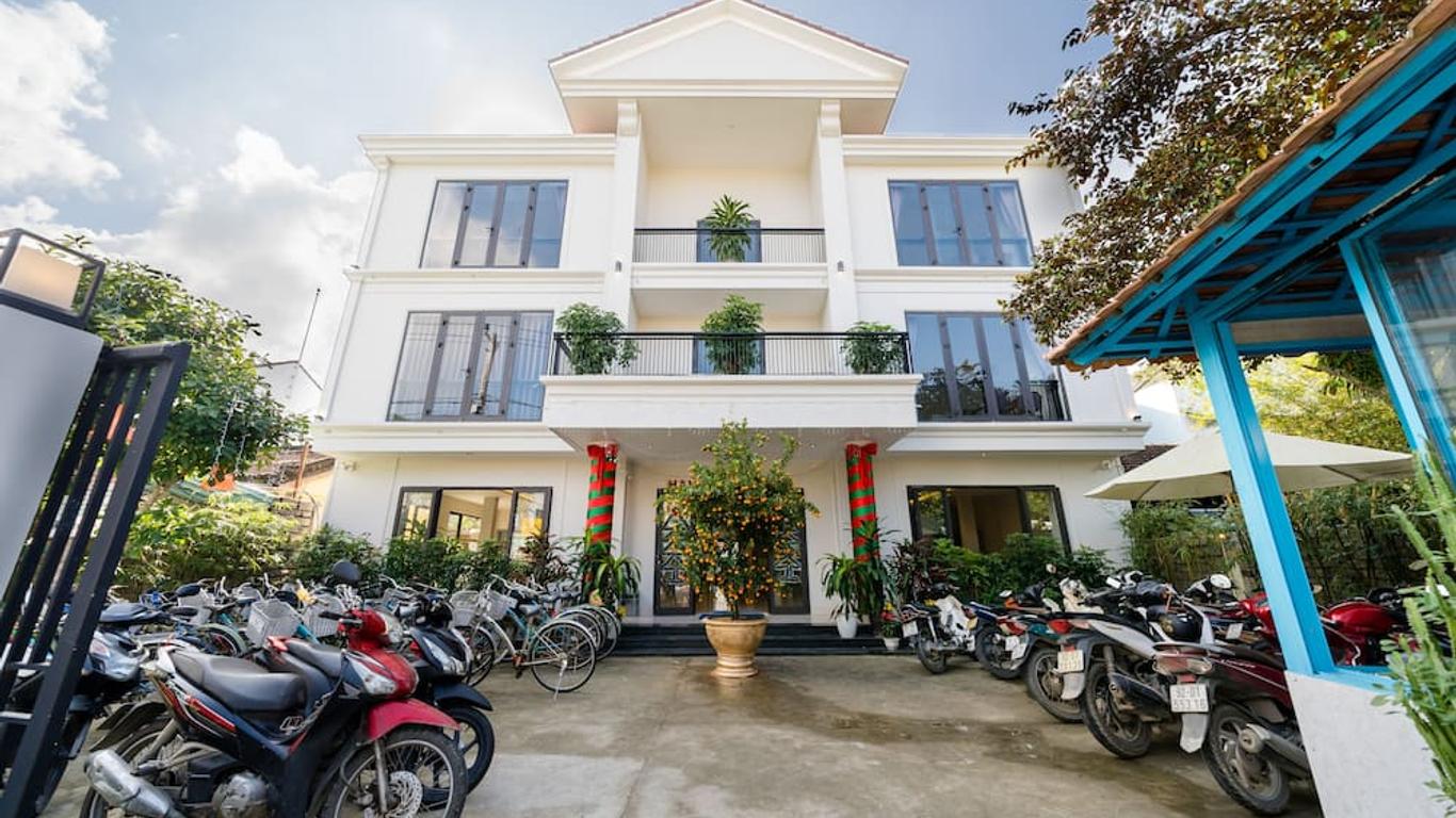 Bed Station Hostel & Pool Bar Hoi An