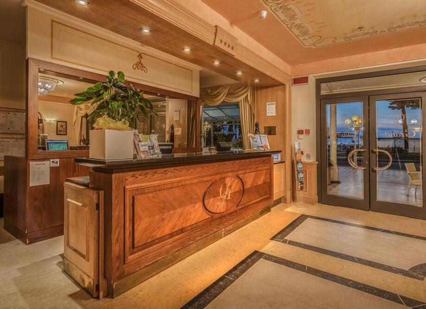 Front desk Photo