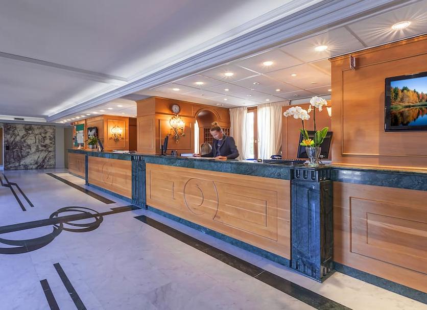 Front desk Photo
