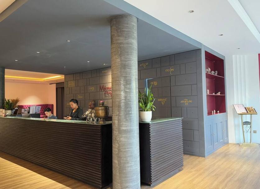 Front desk Photo