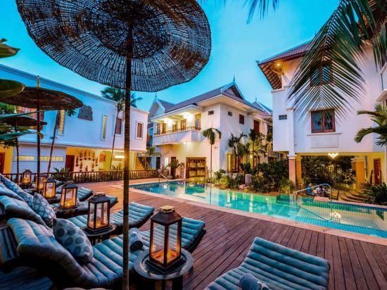 Mane Village Suites