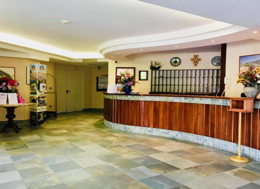 Front desk Photo