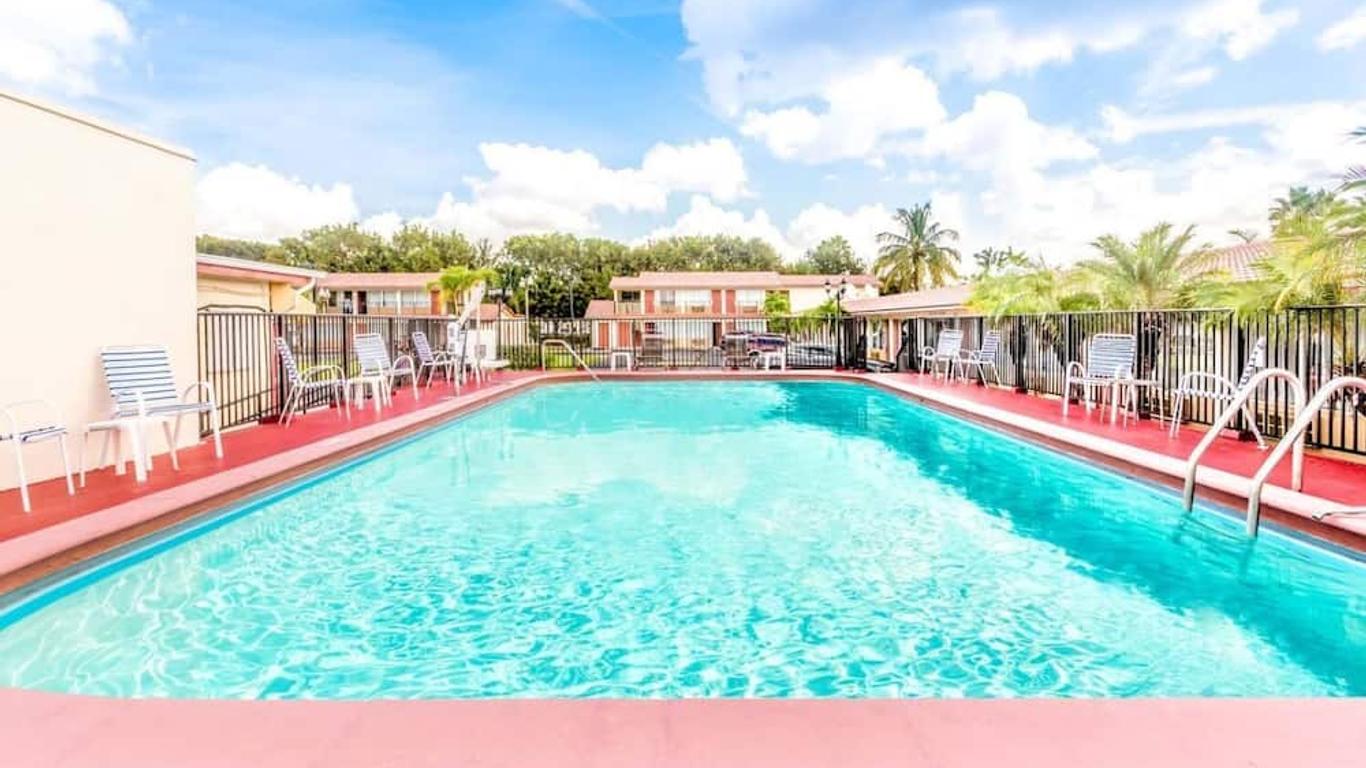 Econo Lodge Inn & Suites