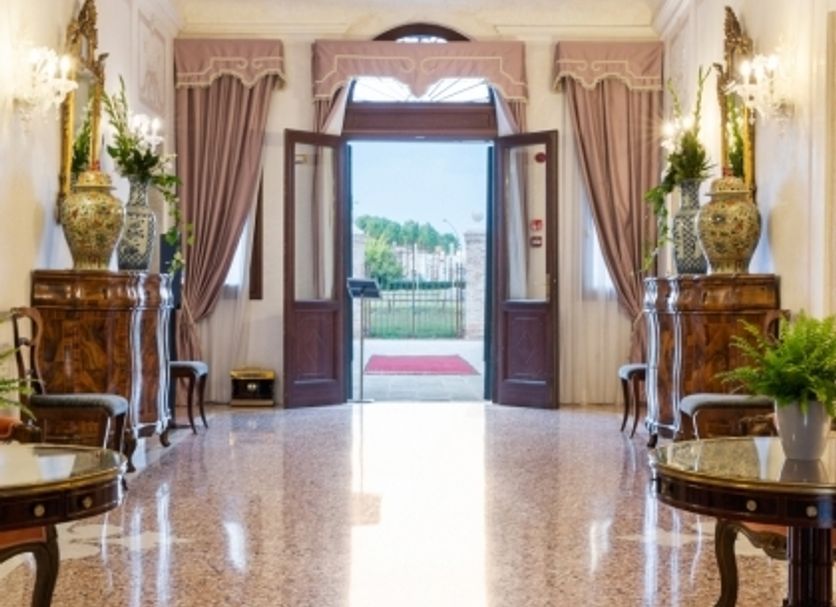 Hotel entrance Photo