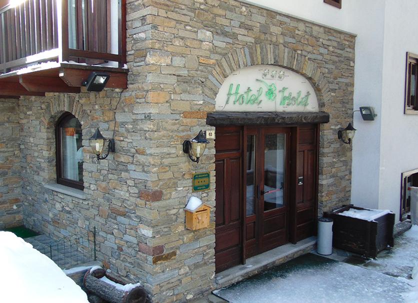 Hotel entrance Photo