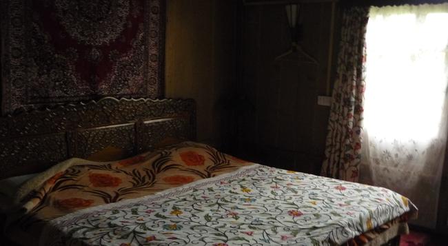 House Boat Czara - Srinagar - Bedroom
