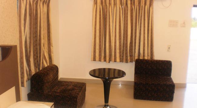 Hotel Beach Park Club and Resorts - Chennai - Living room