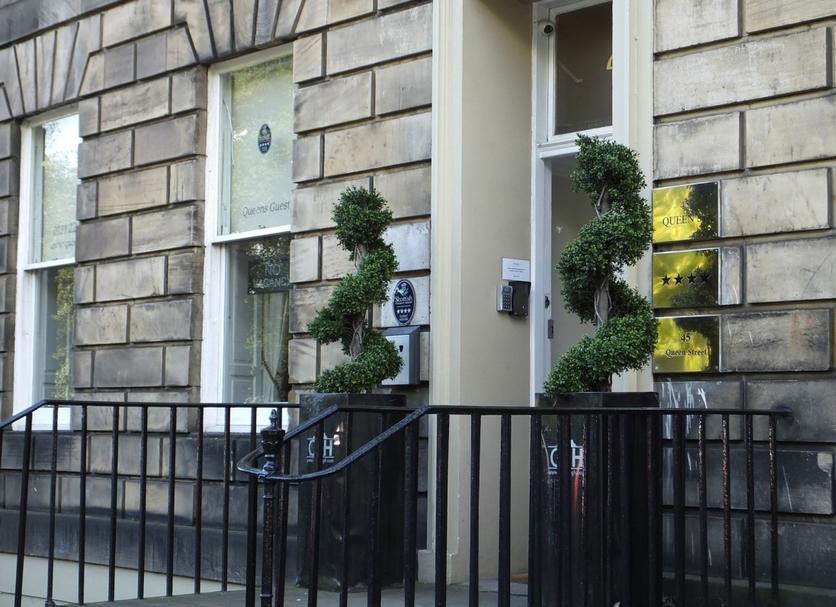 Hotel entrance Photo