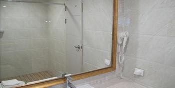Vera Hotel - Angeles City - Bathroom